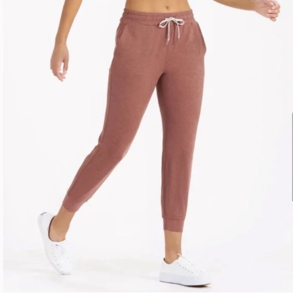 Vuori Women's Performance Jogger in Terracotta